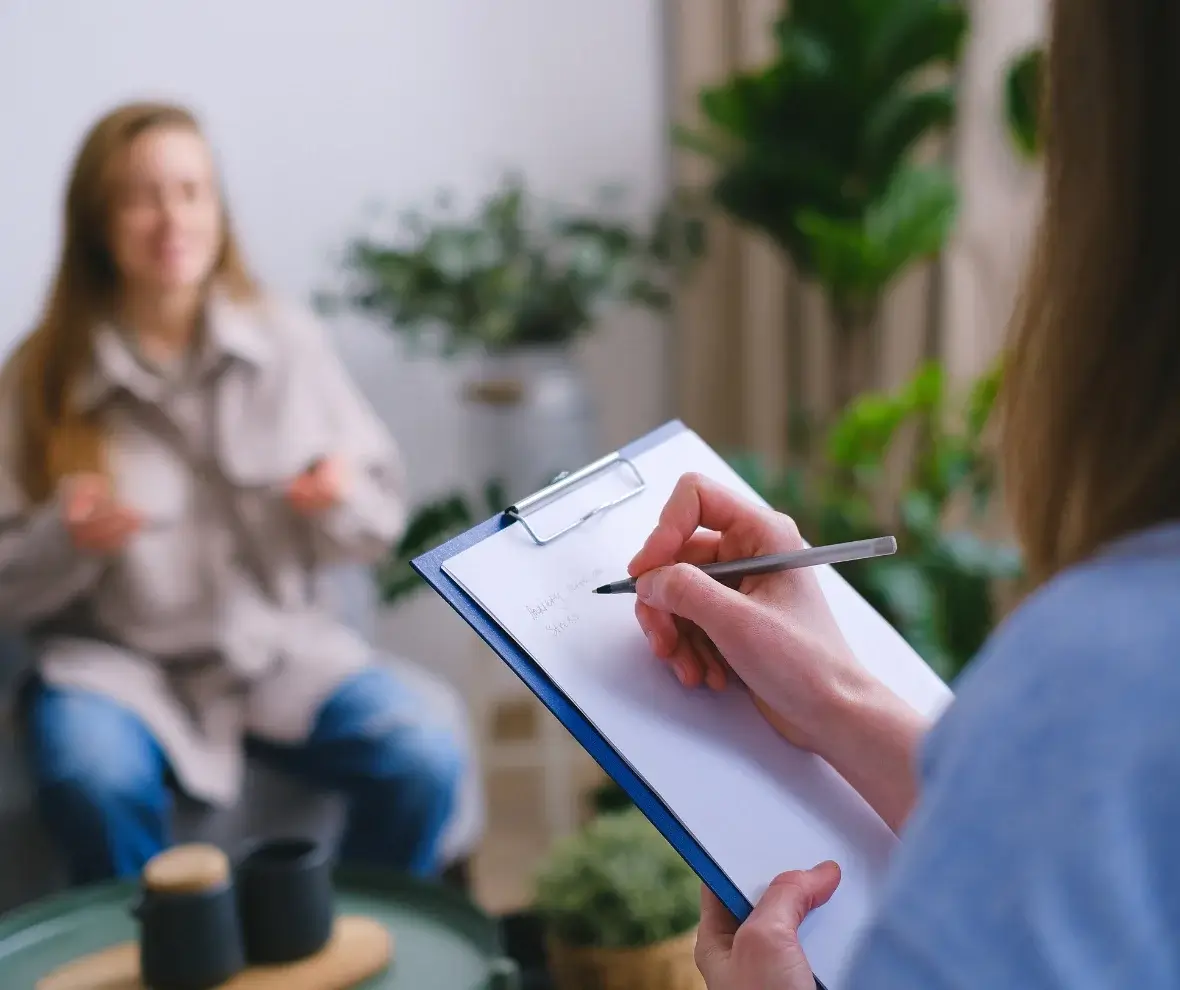 şema terapisi yapılan bir kadın