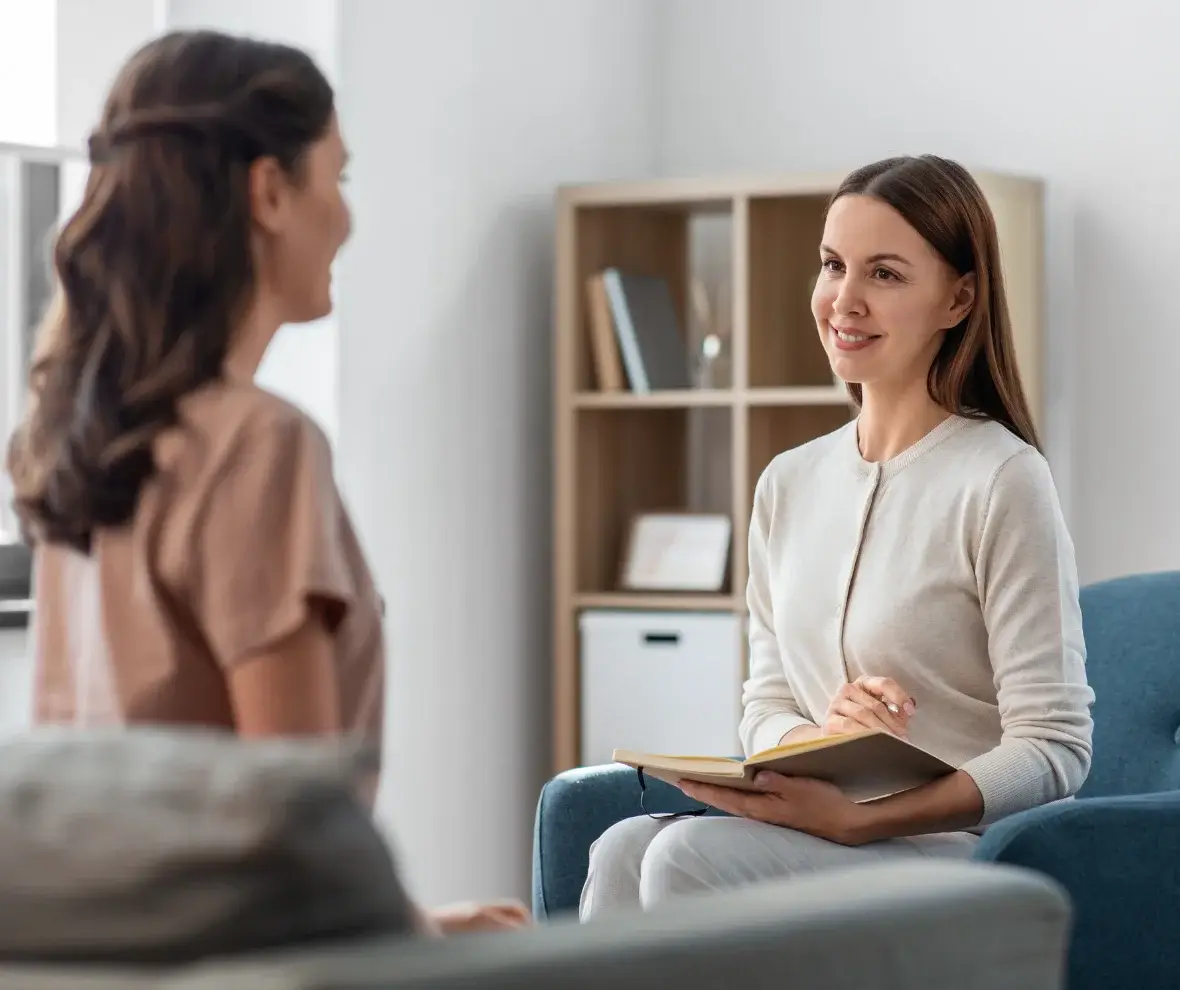 bilişsel davranışçı terapi alan bir kadın