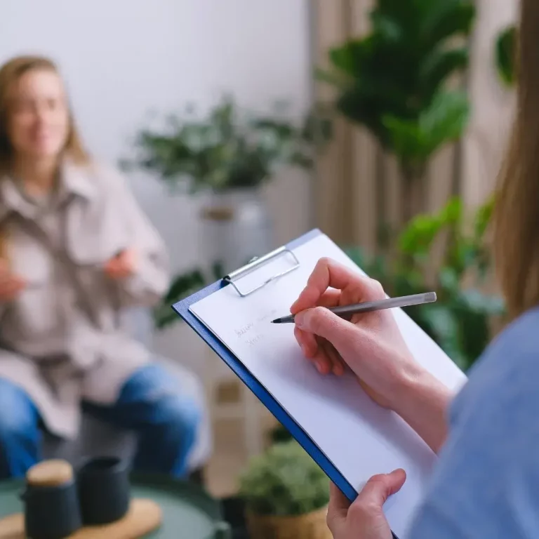 şema terapisi yapılan bir kadın