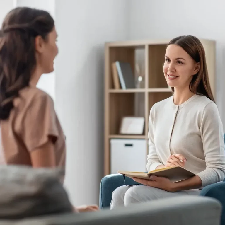 bilişsel davranışçı terapi alan bir kadın